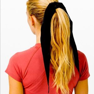 💙 NWT LULULEMON BLUE UPLIFTING SCRUNCHIE HAIR TIE